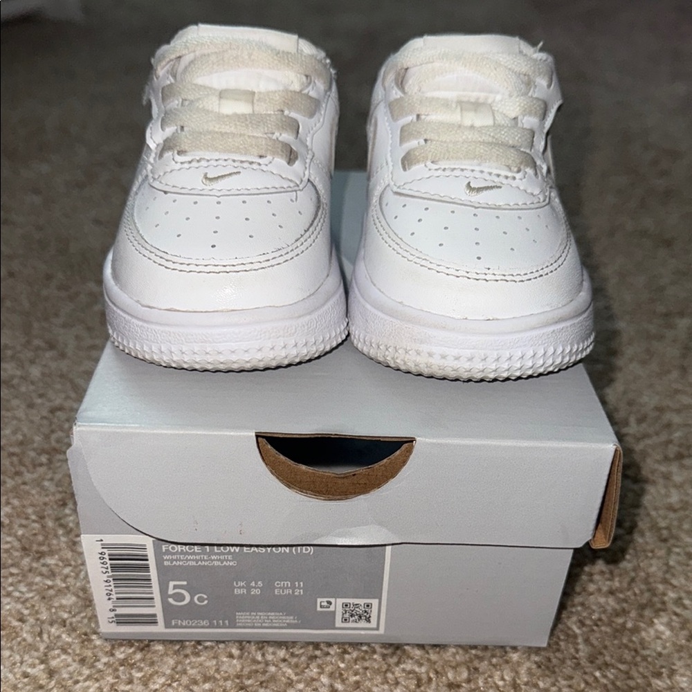 Nike White Sneakers Classic Air Force 1 Design